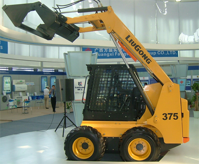 滑移裝載機CLG375